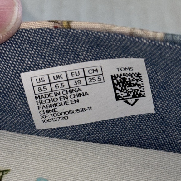 NWT TOMS X Disney Limited Edition Sleeping Beauty Slip On Shoes - Picture 11 of 11